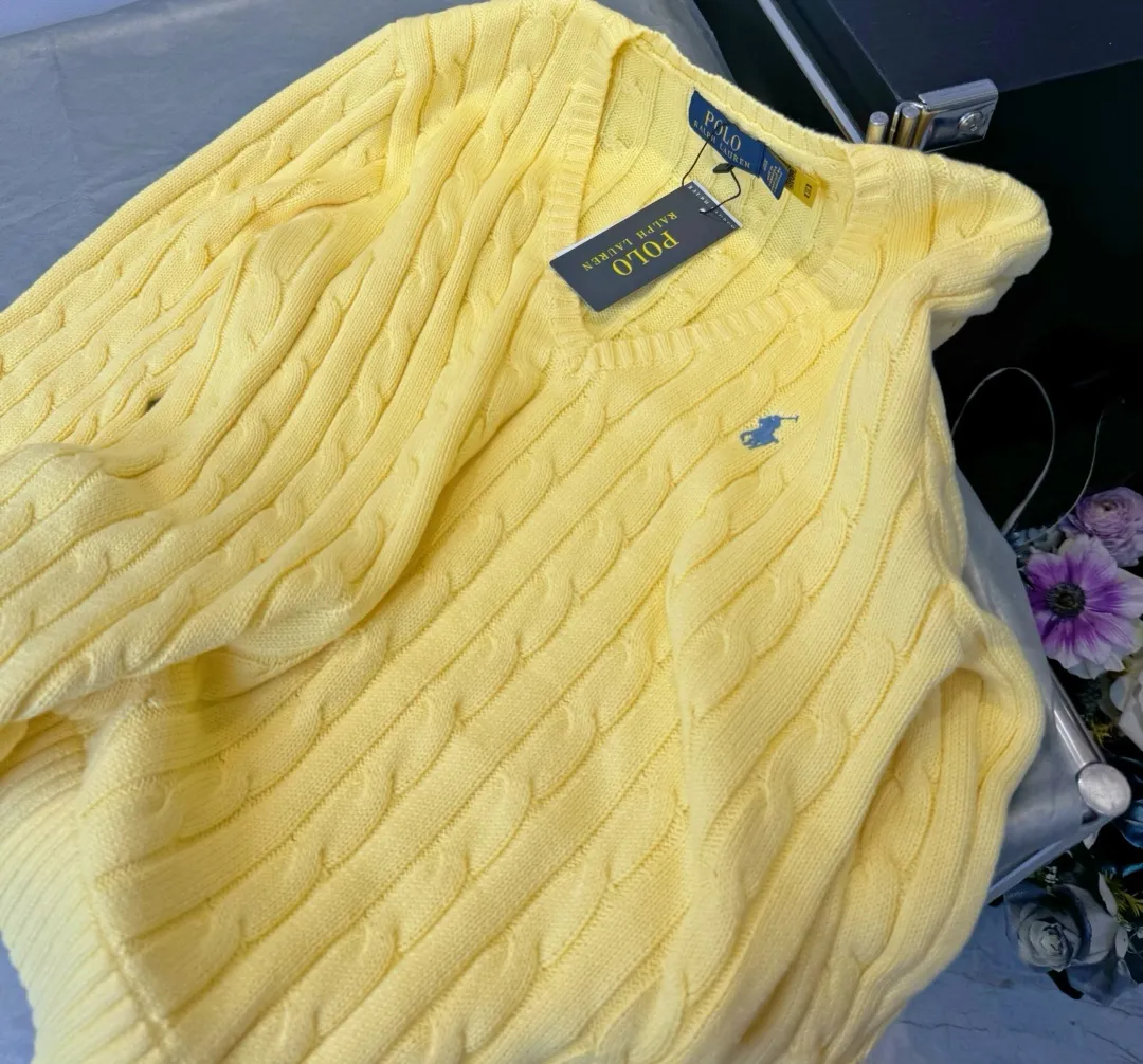 🅿️220 Style number: L04 (chick yellow) Ralph Lauren RL classic war horse logo embroidered cable pattern twist button V-neck knitted sweater on the chest, same style for men and women, 9 colors Color: beige, navy, black, chick yellow, sky blue, khaki, red, gray, purple Size: XSSML M Shoulder Width 36 Clothes Length 58 Bust 44 L Shoulder Width 37 Clothes Length 60 Bust 46 Soft and glutinous🧶🫶The style is a very classic cable sweater American retro college style Perfect hand comfort. It is a must-have item for spring, autumn and winter wardrobes. It looks great when worn alone or layered as an inner wear. High-density LOGO embroidery on the chest, and original customization of tag accessories. Made of pure cotton yarn 🧶 blended with wool, pure cotton is skin-friendly and comfortable, small label war horse embroidered twist turtleneck sweater 🐎 high quality. Follow the blogger to learn how to wear it! Let’s get a Ralph Lauren cable sweater. It’s a super hard-to-find series after it became popular. It’s hard to find one on the official website. It’s simple and practical to wear, with a lazy and loose feel. The thickened fabric has a more texture, soft and delicate feel, and a loose fit. Whether worn alone or layered, you can wear different styles of fashion with just one piece. ⚠️Contains wool products🦙 Pay attention to the washing method to avoid shrinkage
